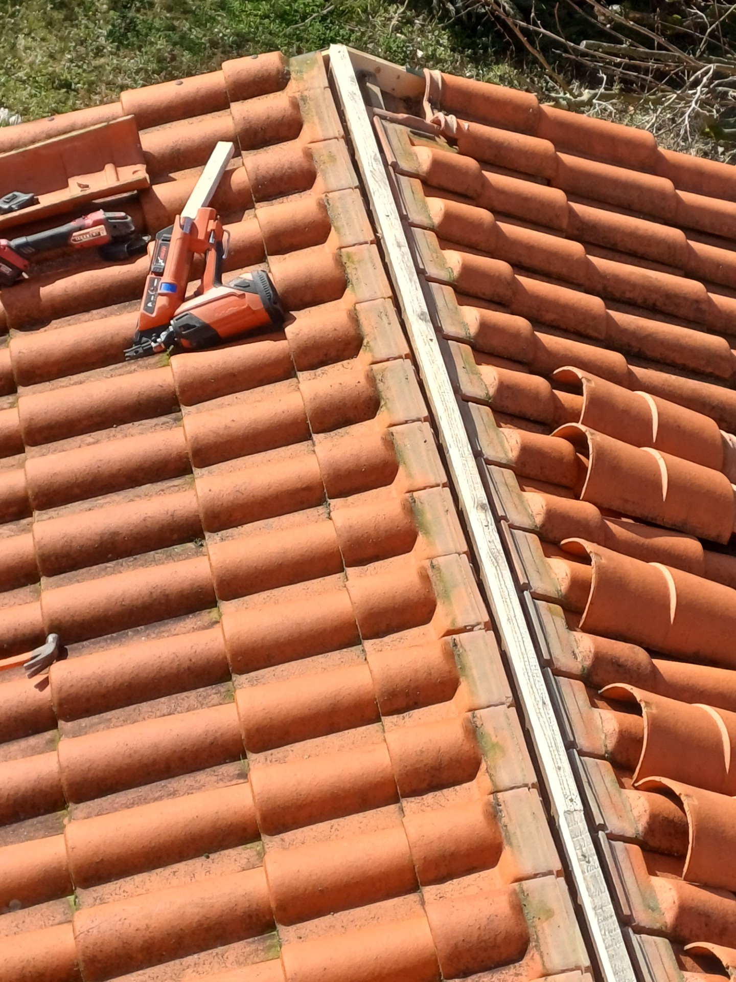 Abergement de cheminée en cours d'installation à Tassin-la-Demi-Lun