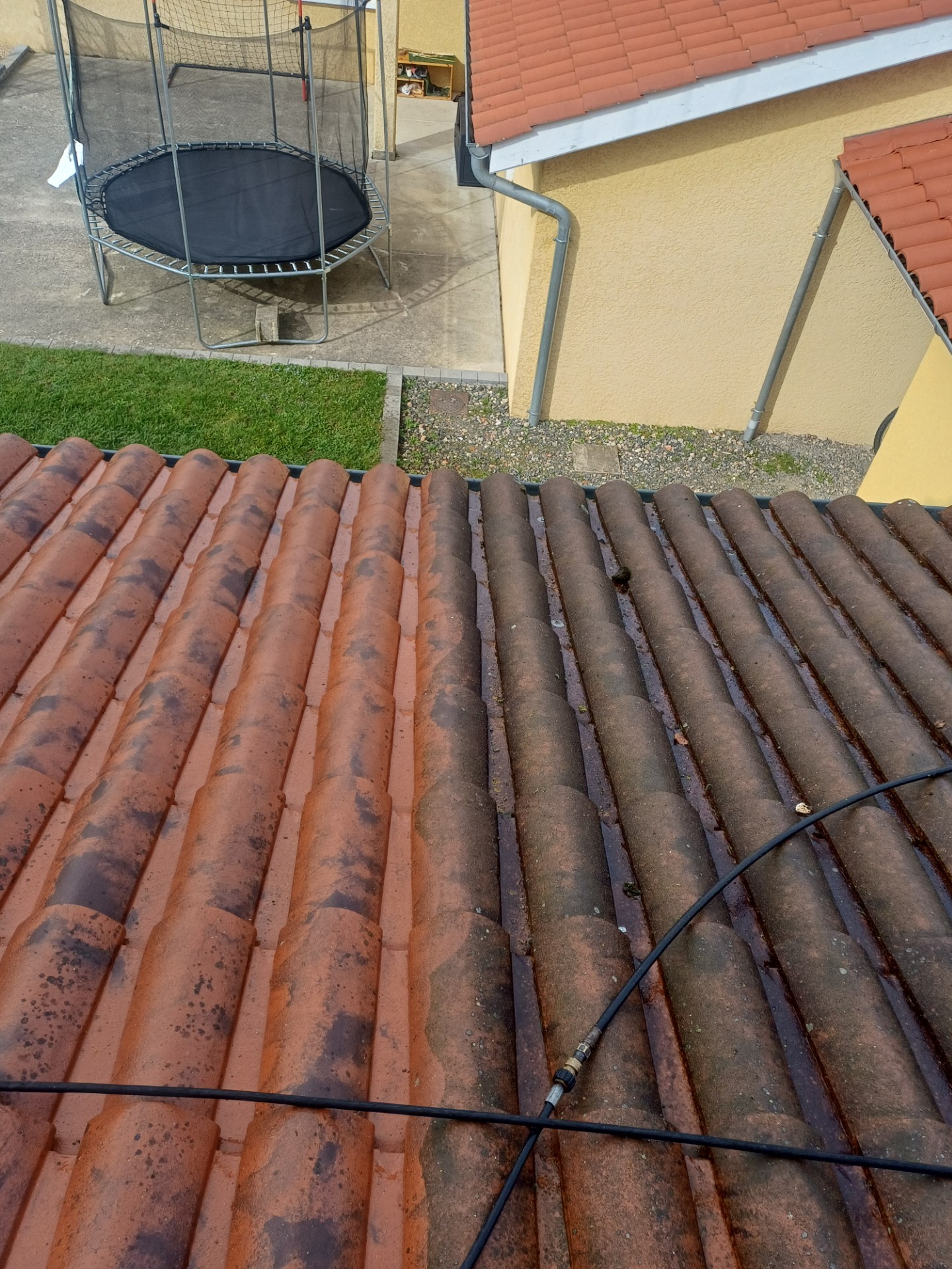 Démoussage de toiture en cours à Saint-Genis-les-Ollières