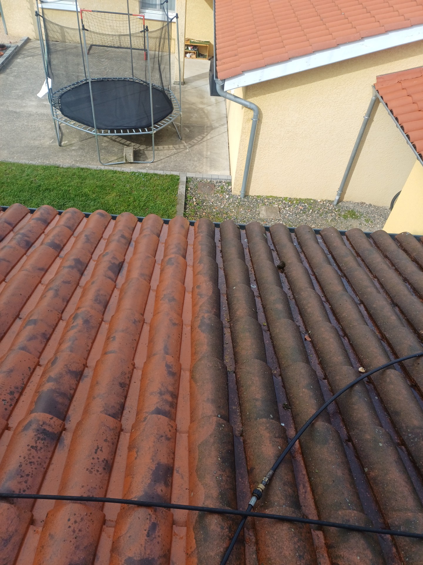 Toiture propre et saine après traitement à Saint-Genis-les-Ollières